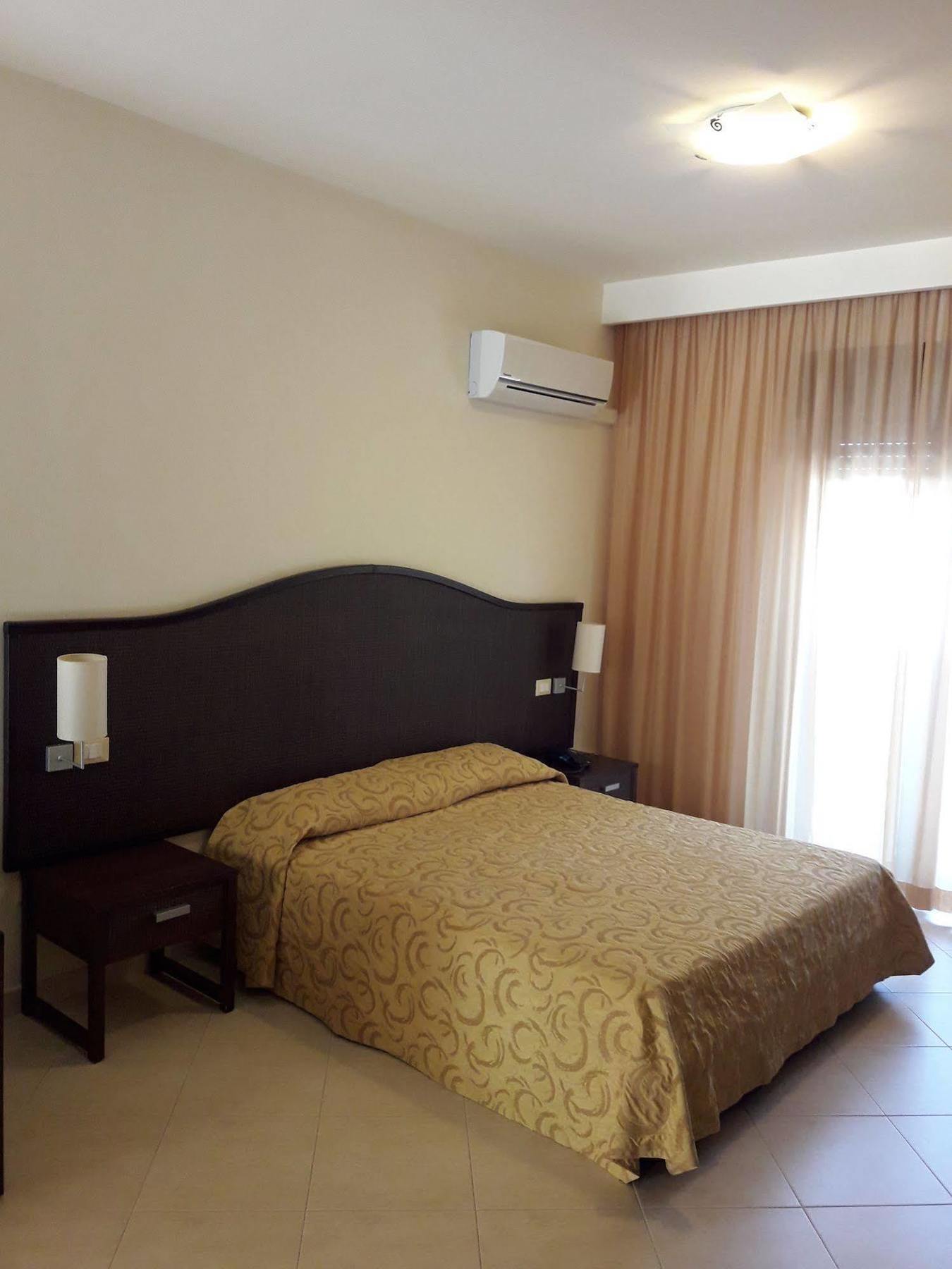 Hotel Costa Azul Балестрате Екстериор снимка