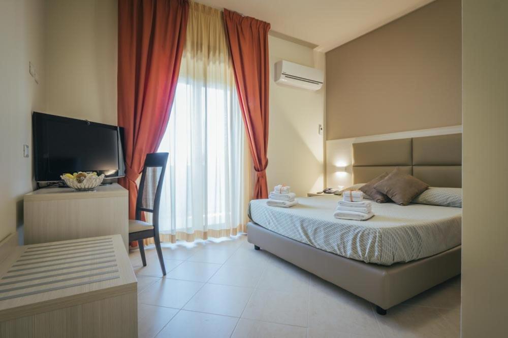 Hotel Costa Azul Балестрате Екстериор снимка